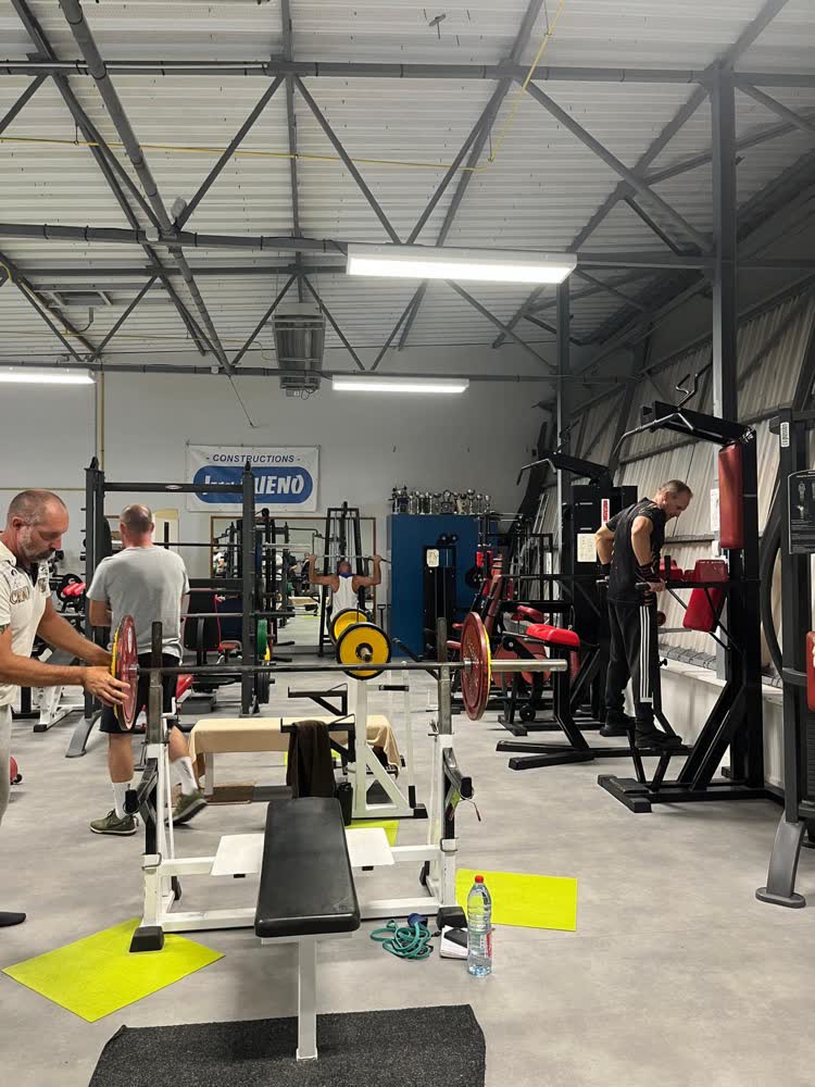 Banc de développé couché et racks à squat de la salle de musculation SGHM