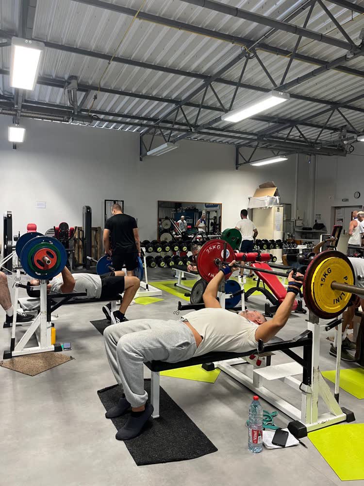 Adhérent au développé couché avec un pareur, salle de musculation SGHM