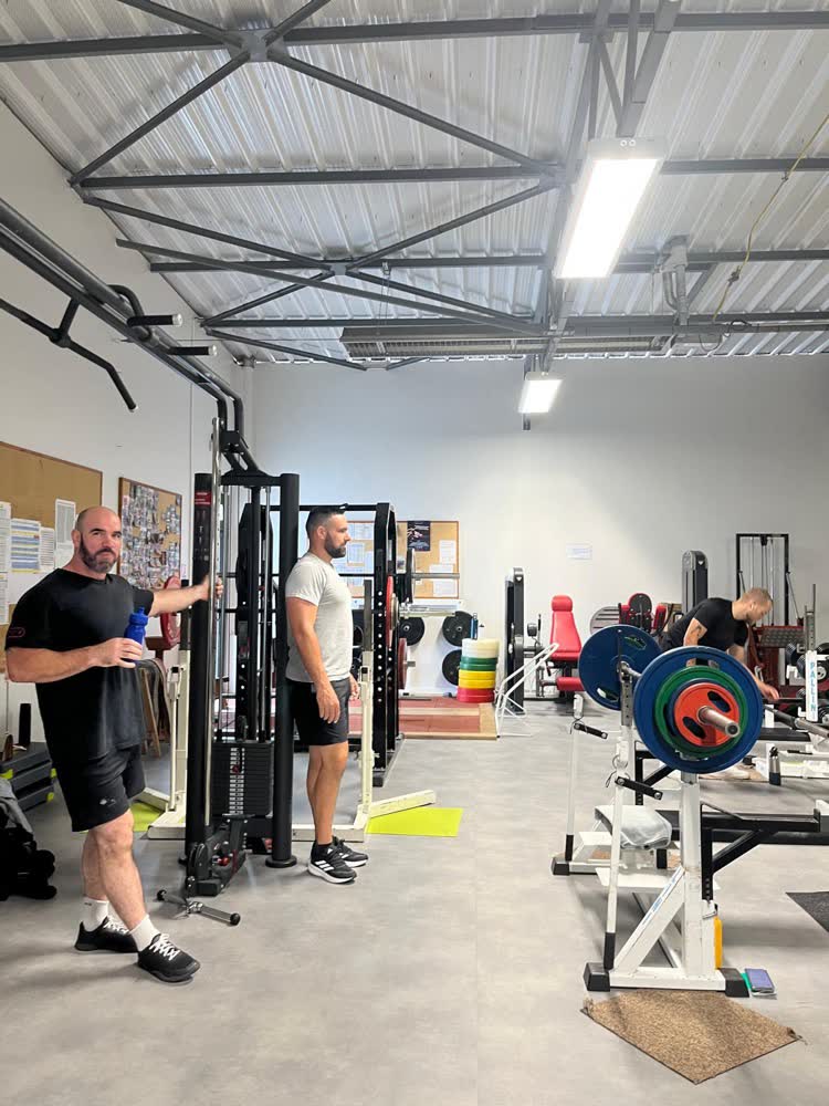 Adhérents échangeant entre deux séries à la salle de musculation SGHM