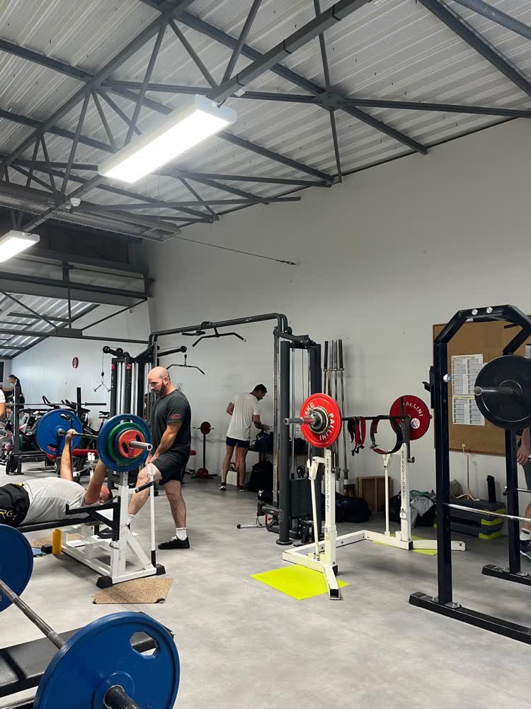Cages à squat et disques de compétition de la salle SGHM