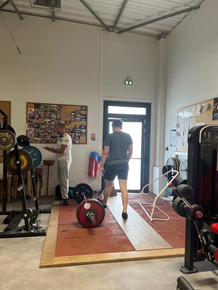 Soulevé de terre sur le plateau en bois de la salle de force athlétique SGHM