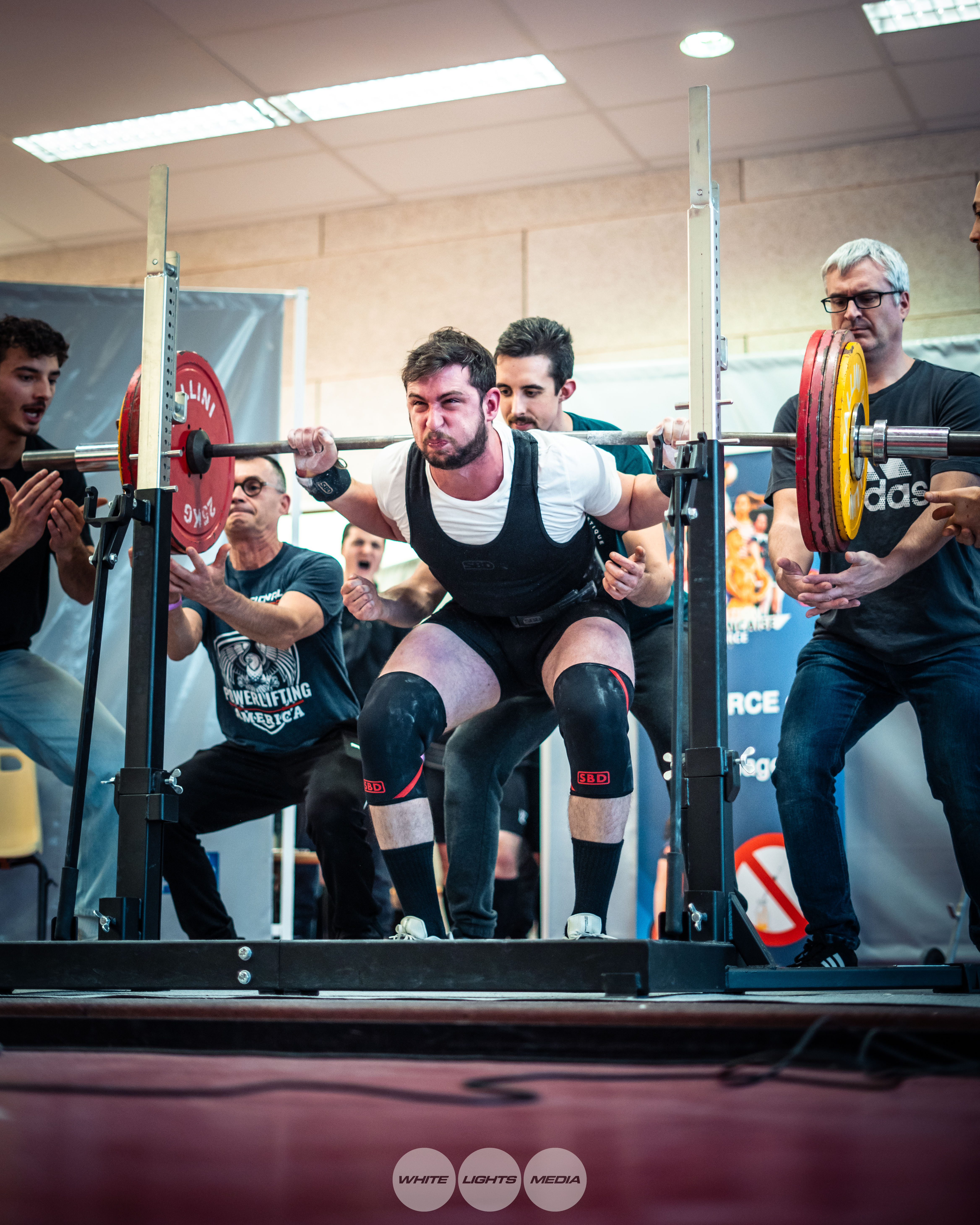 Athlète en squat sur le plateau de la salle de musculation SGHM à la Salle des Sports J.Ménager
