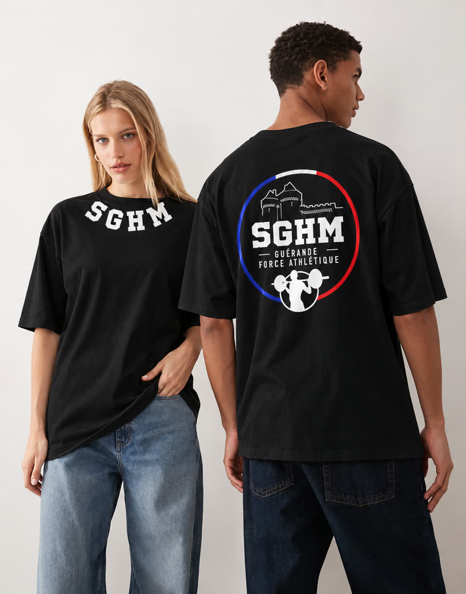 Deux personnes portant le T-shirt Compétition SGHM, vu de face et de dos